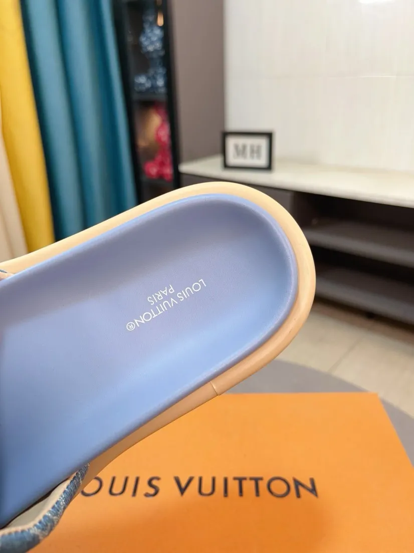 Ex-factory price 360🌹🌹 (lv-Louis Vuitton) New men's slippers, high-end boutique, exquisite embossed logo decoration on the upper, fine workmanship, super soft soles, casual, loose and comfortable, a must-have in summer! \nsize：38-44